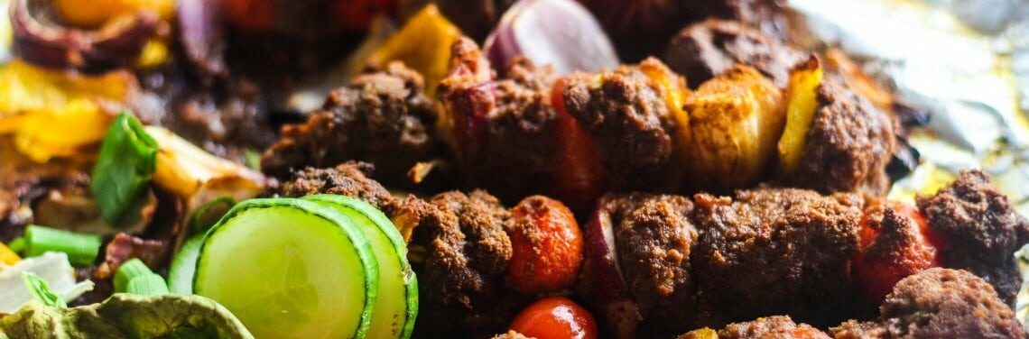 Notre bœuf Suya est mariné et cuit lentement pour un goût incroyable